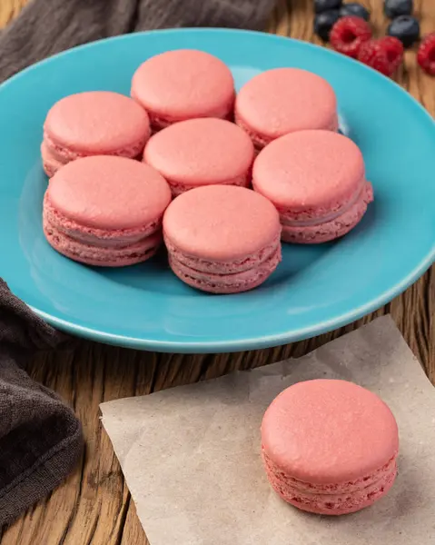 Beerenmacarons Auf Einem Teller Über Einem Holztisch — Stockfoto