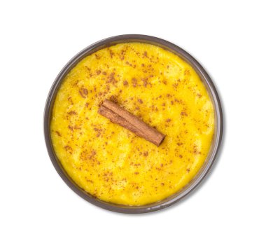 Curau, tipik tatlı Brezilya Haziran festivali yemekleri beyaz arka planda izole edilmiş mısırla yapılır..