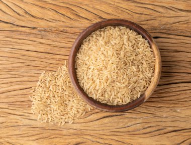 Kahverengi pirincin tamamını ahşap masanın üzerinde bir kasede..