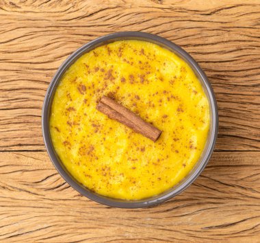 Curau, tipik tatlı Brezilya haziran festivali yemekleri tahtadan yapılmış..