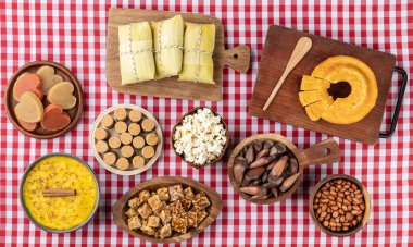 Tipik Brezilya haziran festivali yemekleri kırmızı ekose kumaştan. Festa junina.
