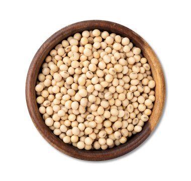 Beyaz arka planda izole edilmiş bir kasede pişmemiş soya fasulyesi..