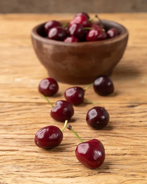 Rote Kirschen Auf Einer Schüssel Über Einem Holztisch — Stockfoto