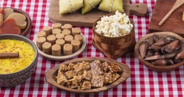Ekose kumaştan yapılmış tipik Brezilya Haziran festivali yemekleri. Festa junina.