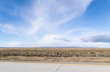 Patagonya, Şili 'de mavi gökyüzünün altındaki boş yol.