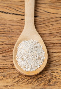 Tahta masanın üstünde kepekli yulaf..