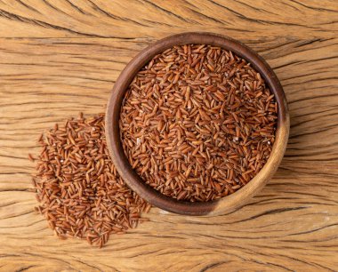 Bütün pirinci ahşap masanın üzerinde bir kasede pişir..