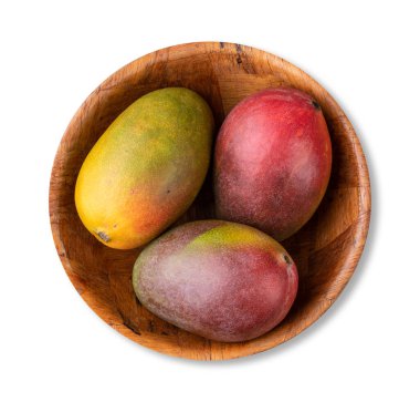 Beyaz arkaplan üzerinde izole bir grup olgun mango..