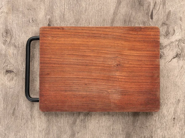 Boş tahta tahtayı kopyalama alanı olan ahşap masanın üzerine boşalt.