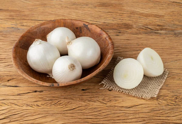 Weiße Zwiebeln Einer Schüssel Über Holztisch — Stockfoto