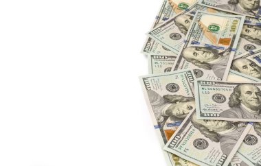 100 dolarlık banknotlar beyaz kopya alanına yayılmış..
