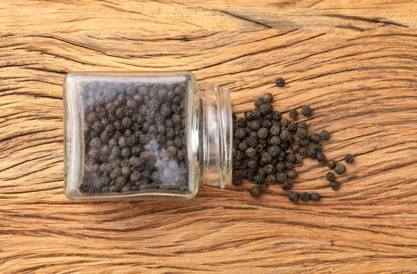 黑胡椒干粒在玻璃壶上的特写 — 图库照片