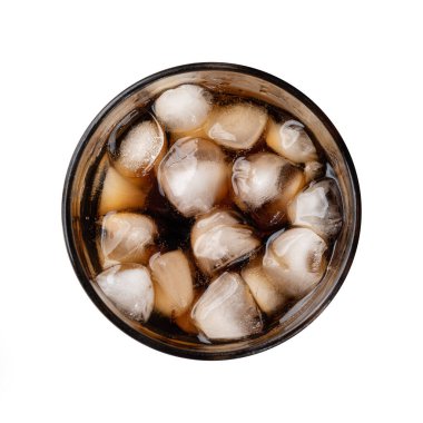 Kola, beyaz arka planda izole edilmiş buzlu bir bardakta meşrubat..