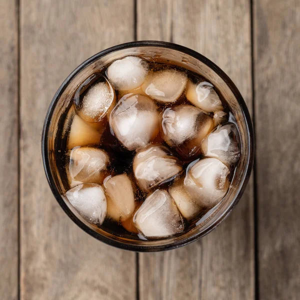 Cola Soda Erfrischungsgetränk Becher Mit Eis Über Holztisch — Stockfoto