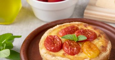 Ahşap tabakta malzemelerle ev yapımı caprese kiş..