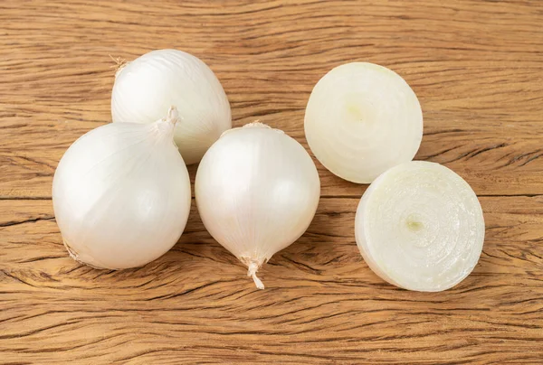 Een Groep Witte Uien Houten Tafel — Stockfoto