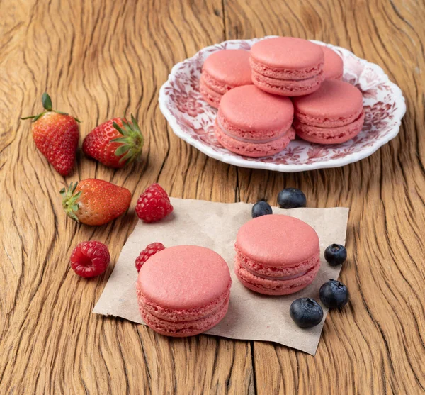 Beerenmacarons Mit Erdbeeren Himbeeren Und Blaubeeren Über Holztisch — Stockfoto