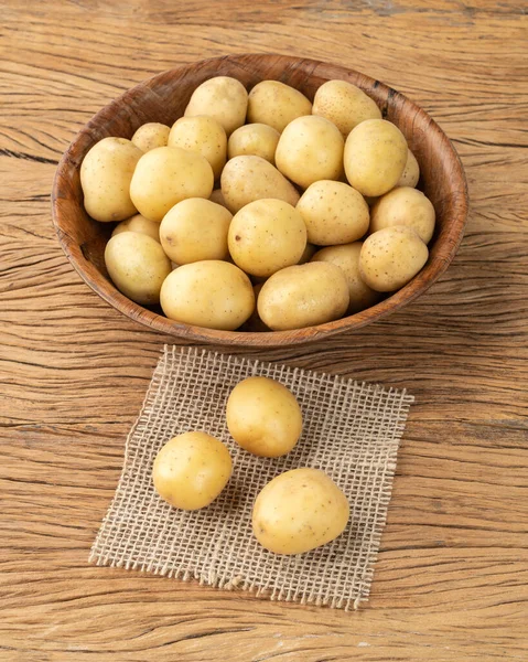 Winzige Kartoffeln Einer Schüssel Über Einem Holztisch — Stockfoto