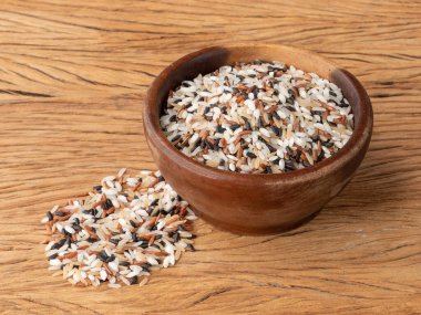 Tahta masanın üzerinde bir kasede çiğ pirinç..