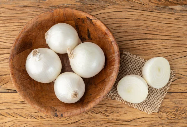 Cebollas Blancas Tazón Sobre Una Mesa Madera —  Fotos de Stock