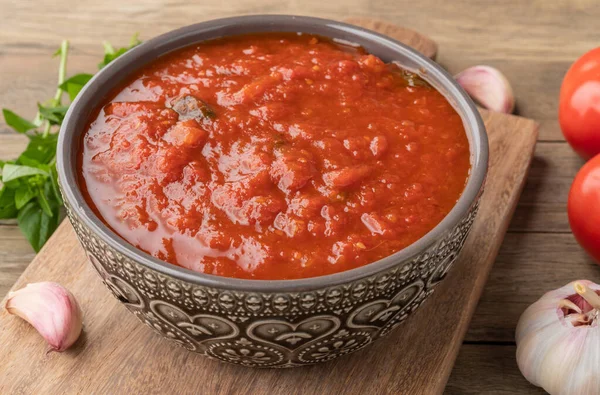 Tomato Sauce Tomatoes Garlic Herbs Wood Table — Φωτογραφία Αρχείου