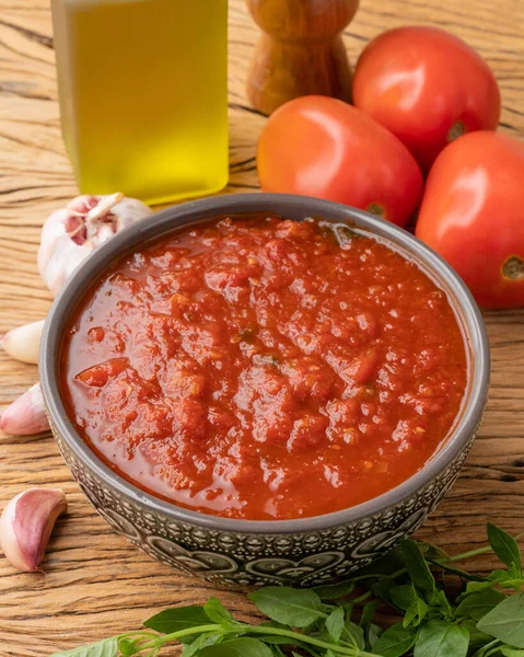 Tomato Sauce Tomatoes Garlic Olive Oil Herbs Wood Table — Φωτογραφία Αρχείου