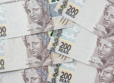 İki yüz Brezilyalı gerçek banknottan oluşan bir grup..