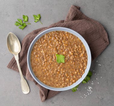 Mercimek çorbası ve arkaplanda baharat var..