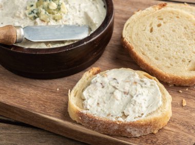 Gorgonzola peynirli sos ve dilimlenmiş ekmek. Mavi peynir kremi.