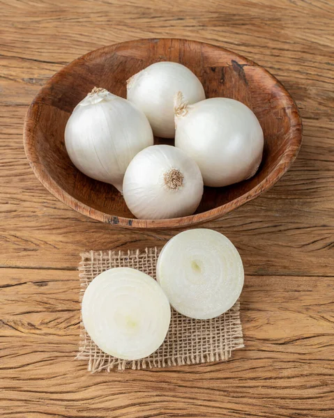 Cebollas Blancas Tazón Sobre Una Mesa Madera —  Fotos de Stock