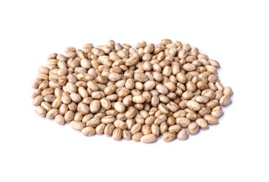 Beyaz arka planda izole edilmiş bir yığın çiğ kahverengi fasulye..