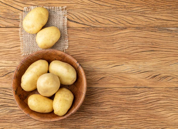 Batatas Uma Tigela Sobre Mesa Madeira Com Espaço Cópia — Fotografia de Stock