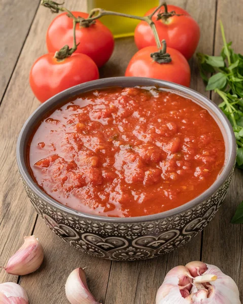Tomato Sauce Tomatoes Garlic Olive Oil Herbs Wood Table — Φωτογραφία Αρχείου