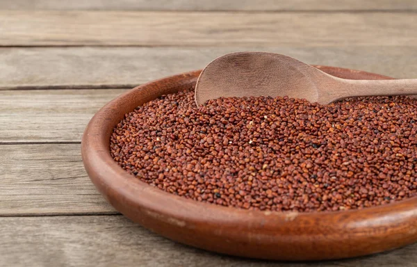 Úzké Zaměření Syrové Červené Quinoa Talíři Nad Dřevěným Stolem — Stock fotografie