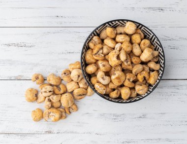 Canjica, hominy ya da beyaz mısır patlamış mısır, ahşap masanın üstündeki kasede tatlı patlamış mısır..