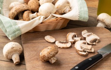 Shimeji, portobello ve Paris mantarları tahtadan bir sepetin içinde..