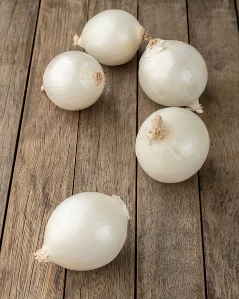 Een Groep Van Drie Witte Uien Houten Tafel — Stockfoto