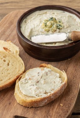 Gorgonzola peynirli sos ve dilimlenmiş ekmek. Mavi peynir kremi.