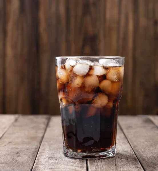 Cola Soda Erfrischungsgetränk Becher Mit Eis — Stockfoto