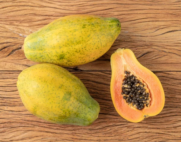 Papaias Com Meia Fruta Sobre Mesa Madeira — Fotografia de Stock