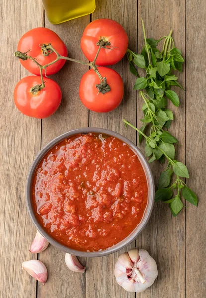 Tomato Sauce Tomatoes Garlic Olive Oil Herbs Wood Table — Φωτογραφία Αρχείου