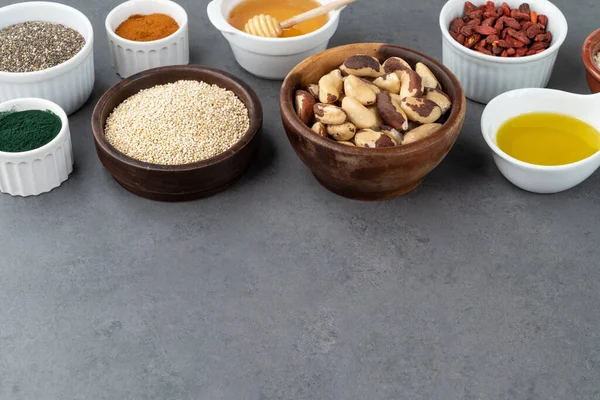 Verschiedene Superfoods Löffeln Über Steinhintergrund Mit Kopierraum Chia Quinoa Hafer — Stockfoto