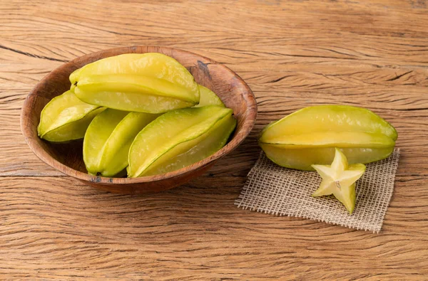 Starfruit Uma Tigela Sobre Mesa Madeira — Fotografia de Stock