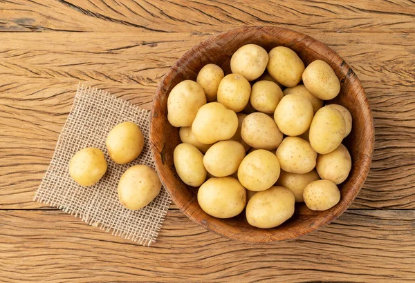 Batatas Minúsculas Uma Tigela Sobre Mesa Madeira — Fotografia de Stock