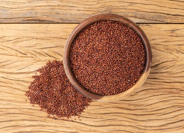 Syrové Červené Quinoa Misce Nad Dřevěným Stolem — Stock fotografie