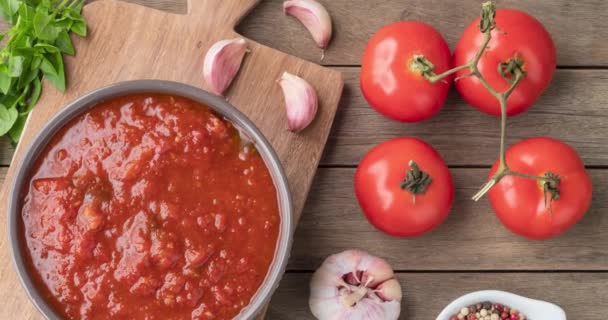 番茄酱 西红柿 橄榄油和木桌上的香草 — 图库视频影像