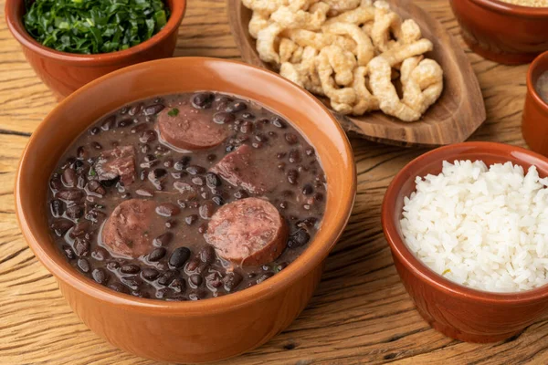 Feijoada Brasileira Típica Com Couve Arroz Crepitações — Fotografia de Stock