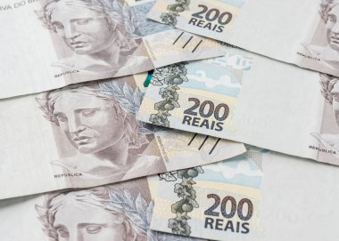 İki yüz Brezilyalı gerçek banknottan oluşan bir grup..