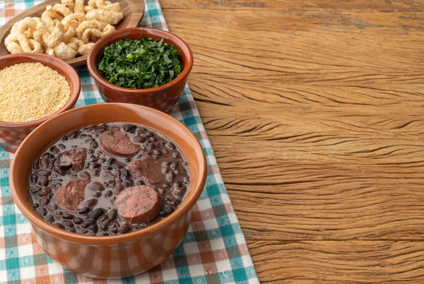 Tipik Brezilya feijoadası Caipirinha, farofa, çatırtılar ve kopyalama alanı.