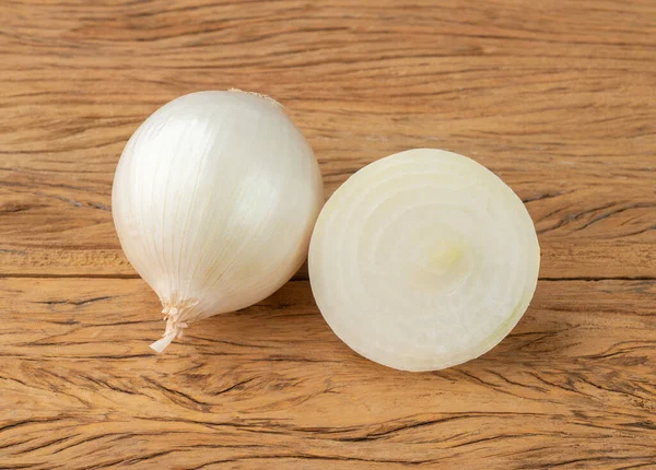 Weiße Zwiebel Mit Halbem Holztisch — Stockfoto